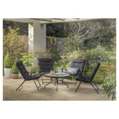 Dos sillas de patio al aire libre en un jardín o patio trasero muebles de  exterior hechos a mano en un área de descanso o patio conjunto de sillones  de cabaña con